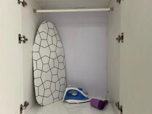 ein Bad mit einem Surfbrett an der Wand in der Unterkunft 1BHK in Hiranandani Powai A in Mumbai