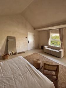 - une chambre avec un lit, un canapé et une fenêtre dans l'établissement AMBERGRIS, à Liên Trì (3)
