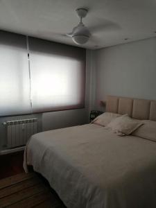 - une chambre avec un grand lit et un plafond dans l'établissement Zona Norte Vistas, à Madrid