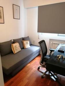 - un salon avec un canapé et un bureau dans l'établissement Zona Norte Vistas, à Madrid
