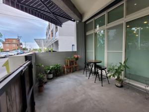 un patio con sillas y una mesa en un edificio en 敘時光行旅 Telling Story House, en Sanxing