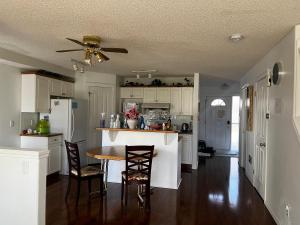 una cocina con mesa y sillas. en Hidden valley treehouse home! en Calgary