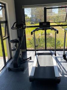 - une salle de sport avec deux vélos d'exercice et une fenêtre dans l'établissement Lite Home, à Fourways