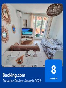 a room with a desk and a computer in it at Appartement climatisé design au cœur de St-Aygulf à 200 metres la mer in Saint-Aygulf