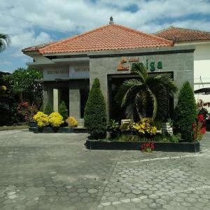 a store with flowers in front of it at Caniga Hotel Yogyakarta in Gondowulung