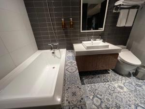 鹿港的住宿－安順19旅居，带浴缸、盥洗盆和卫生间的浴室