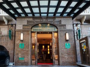 un accès à un bâtiment avec une porte tournante dans l'établissement GRG Hotel Naha Higashimachi, à Naha