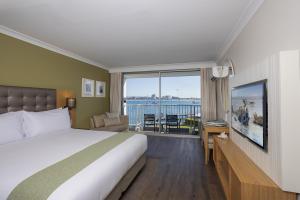 ein Hotelzimmer mit einem Bett und Blick auf das Wasser in der Unterkunft Sea World Resort in Gold Coast