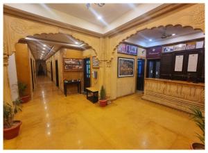 een lege lobby van een gebouw met potplanten bij Hotel Ajanta Haveli in Jaisalmer