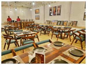 een eetkamer met houten tafels en stoelen bij Hotel Ajanta Haveli in Jaisalmer