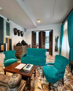 チェンマイにあるジャリット ニーマンのリビングルーム(緑の椅子、テーブル付)
