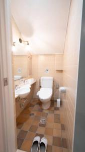 Phòng tắm tại 国際通り徒歩3分 無料駐車場2台 空港車で10分 トイレ2 最大8人 松尾style