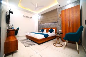 1 dormitorio con cama, escritorio y silla en ROYAL PALACE, en Bhiwāni