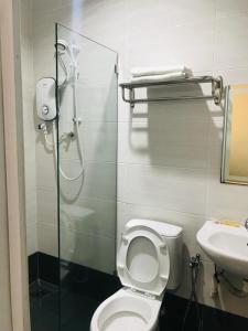 e bagno con doccia, servizi igienici e lavandino. di Kozi Hotel - Bukit Indah a Johor Bahru