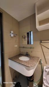 y baño con lavabo y espejo. en MNK Condo Transient - Albergo Residences, en Baguio