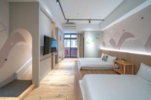 Ένα ή περισσότερα κρεβάτια σε δωμάτιο στο 秀森山電梯民宿Show B&B