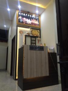 een receptie in een kamer met een bord aan de muur bij Arora classic guest house in Amritsar