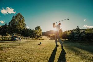 Golf v rezortu nebo okolí