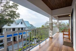 d'un balcon avec vue sur une maison. dans l'établissement Eterno Camellia and Elettaria, à Munnar