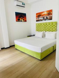 Cama o camas de una habitación en White House Hotel Mirissa