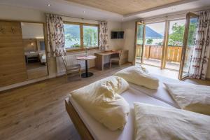 una camera da letto con due letti e una grande finestra di Seehotel St Hubertus a Pertisau