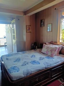 เตียงในห้องที่ Pinewood Homestay