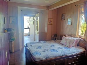 ein Schlafzimmer mit einem Bett in einem Zimmer in der Unterkunft Pinewood Homestay in Darjeeling