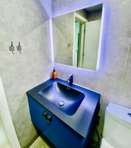 Koupelna v ubytování Great Location & Modern Apartment, 5 Min Walk to JBR Beach