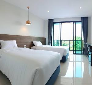 Postel nebo postele na pokoji v ubytování Mountain&Sea Hotel Prachuap