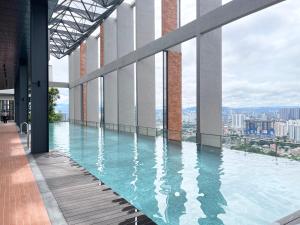 Πισίνα στο ή κοντά στο Modern 2B2B apt near Mid Valley - Wifi - Infinity Pool - Gym
