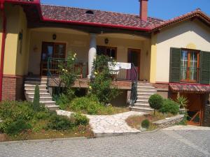 The building in which a vendégházakat is located