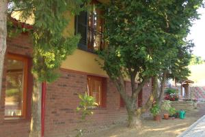 The building in which a vendégházakat is located