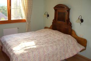 A bed or beds in a room at Bundi Vendégház