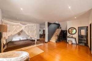 - une chambre avec un lit et une moustiquaire dans l'établissement Private pool villa close to beach, à Kamala Beach