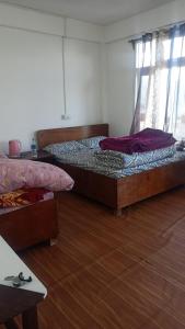Łóżko lub łóżka w pokoju w obiekcie Mountain Meadow Dawaipani