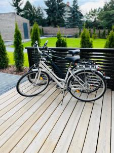 una bicicleta está estacionada en una terraza de madera en Lawendowe Domki Latoszyn-Zdrój Domek Bergen, en Latoszyn