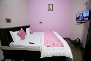 Postel nebo postele na pokoji v ubytování Signature Inn Orchha + 22 fotografií