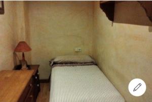 - une petite chambre avec un lit et une lampe dans l'établissement CASA ANTONIO, à Murcie