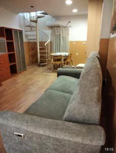 - un salon avec un canapé et un escalier dans l'établissement CASA ANTONIO, à Murcie