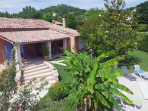 una vista esterna di una casa con giardino di Chez Calou a Mane