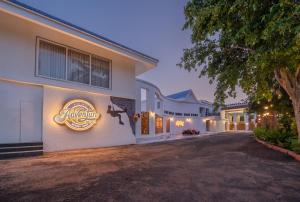 une maison avec un panneau sur son côté dans l'établissement Roadies Rostel - Best Adventure Resort in Ahmedabad, à Kanīj