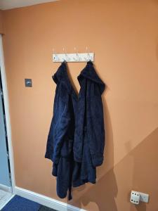 ein Paar Jacken, die an einer Wand hängen in der Unterkunft Palm View in Trowell