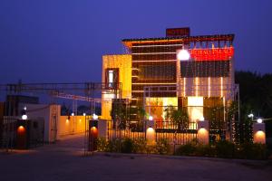 un edificio con luces delante de él por la noche en ROYAL PALACE, en Bhiwāni