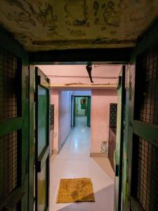 Brahmapur的住宿－Padmini Nivas，旧楼里一条空的走廊,有走廊