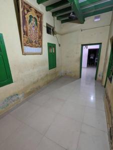 Brahmapur的住宿－Padmini Nivas，一间空房间,设有绿门,铺有瓷砖地板