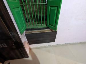 Brahmapur的住宿－Padmini Nivas，一间房间内的带窗户的绿色门