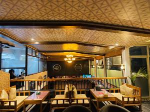 un ristorante con tavoli e sedie e una libreria di Hotel de Universal a Kathmandu