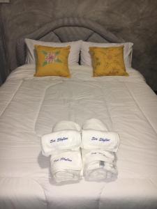 Una cama con toallas blancas encima. en Sea Skyline family en Sattahip