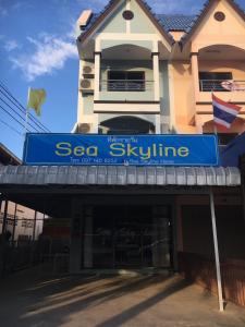 un bâtiment avec un panneau bleu en haut dans l'établissement Sea Skyline family, à Sattahip