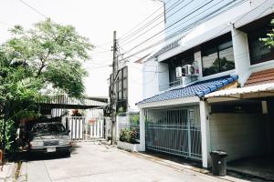 un'auto parcheggiata di fronte a una casa di Pannarai's House a Bangkok